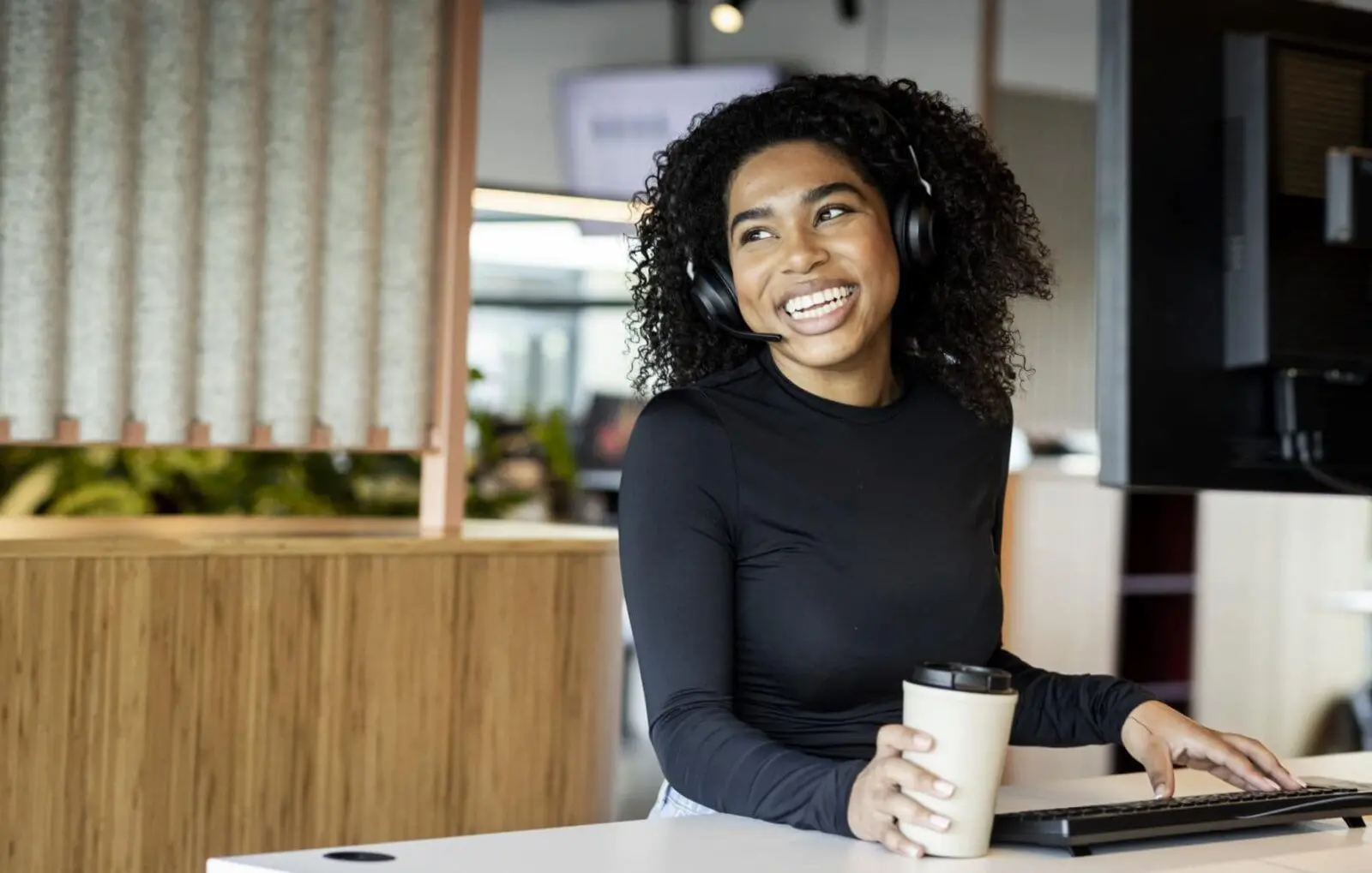 Lachende medewerker die uitnodigt om contact op te nemen