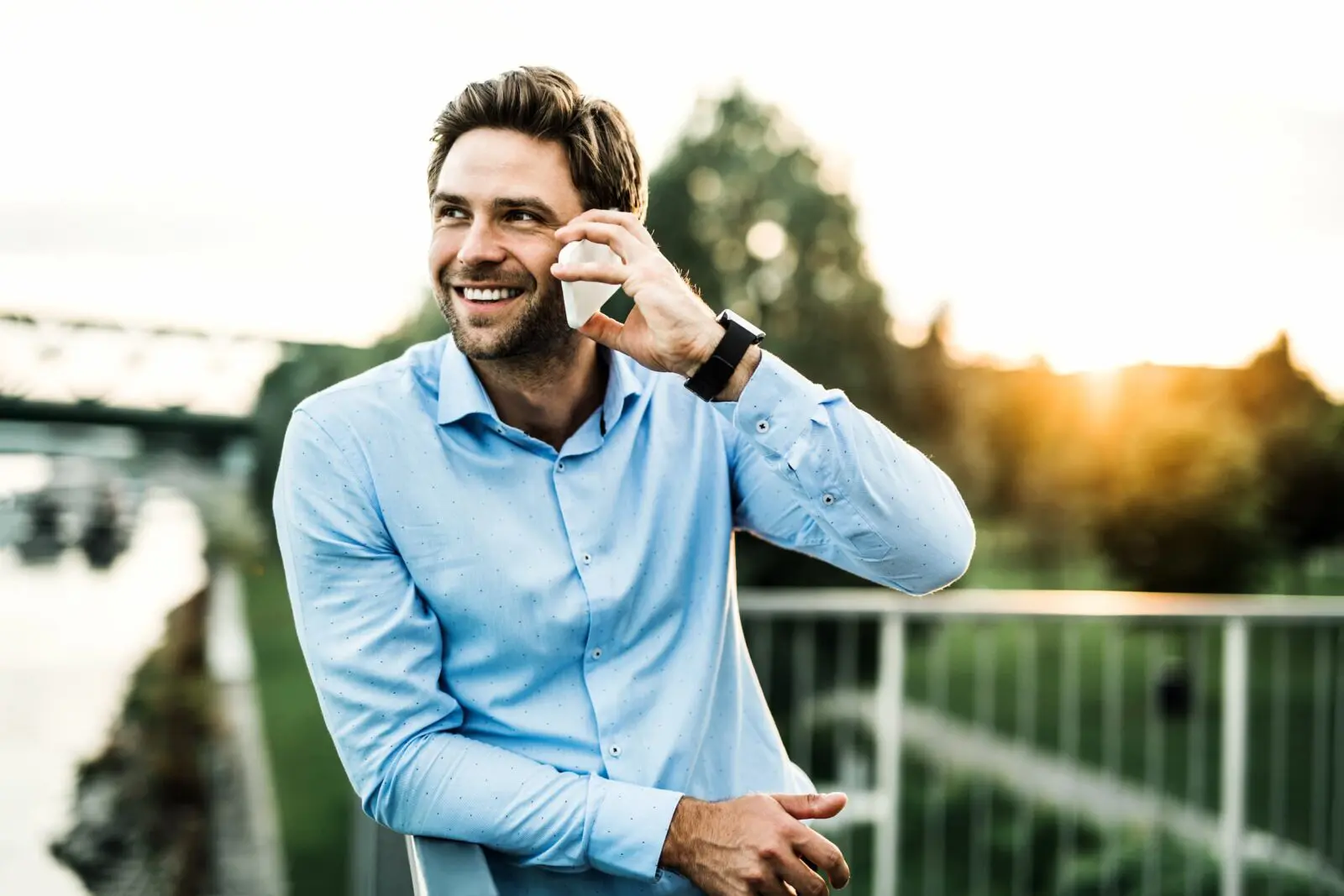 Vrolijk man aan de telefoon