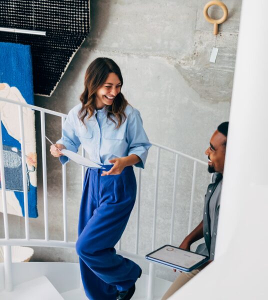 Bespreking zakelijk op trap met tablet